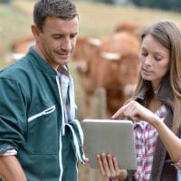 Agriculteurs avec tablette